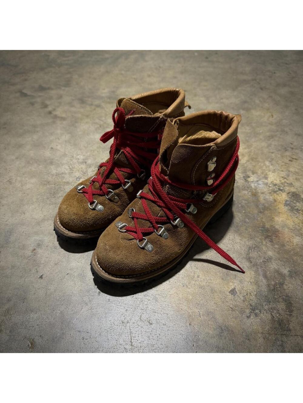 Vtg Brown suede hiking boots with red laces and vibram sole